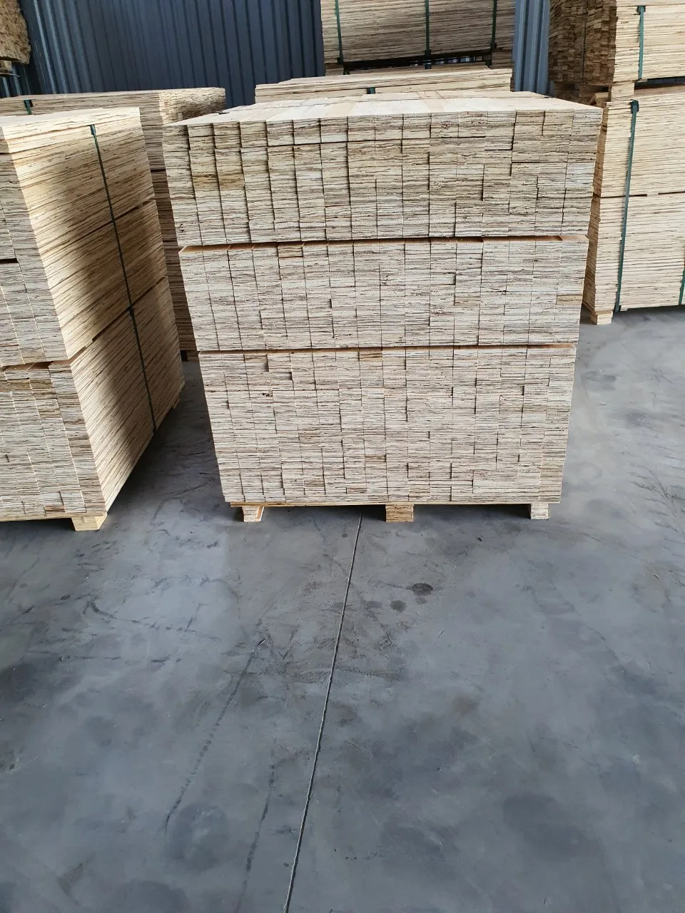 LVL making pallet from Vietnam acacia