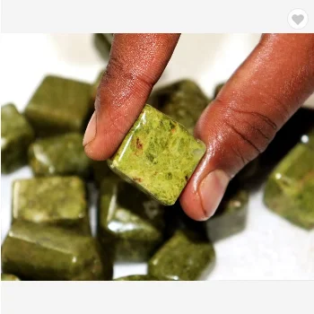 Зеленая везувианит лечебная сила медитация рейки разбитая галька камень разбивающиеся камни