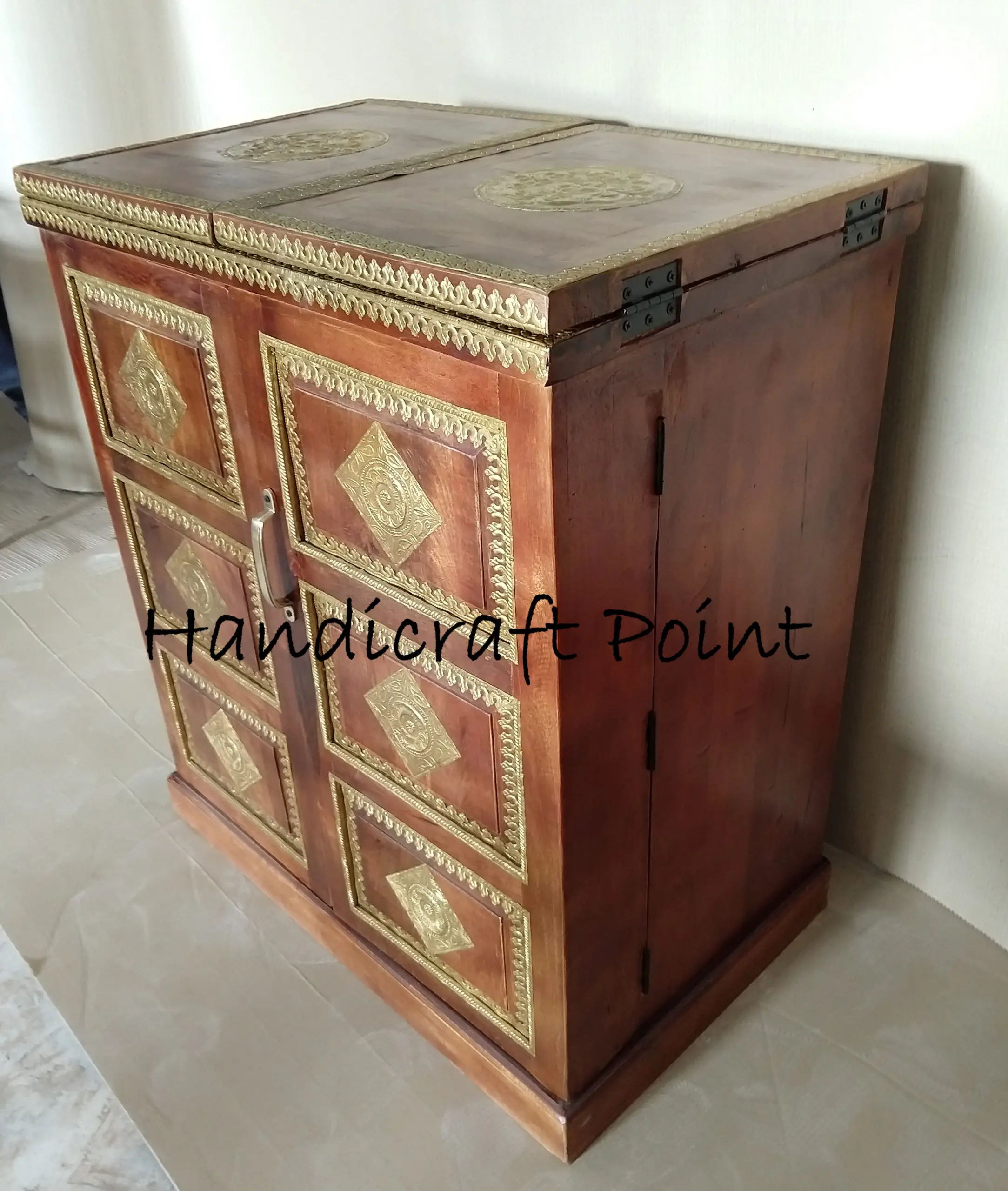 Stylish Antique Design Wooden Bar Cabinet