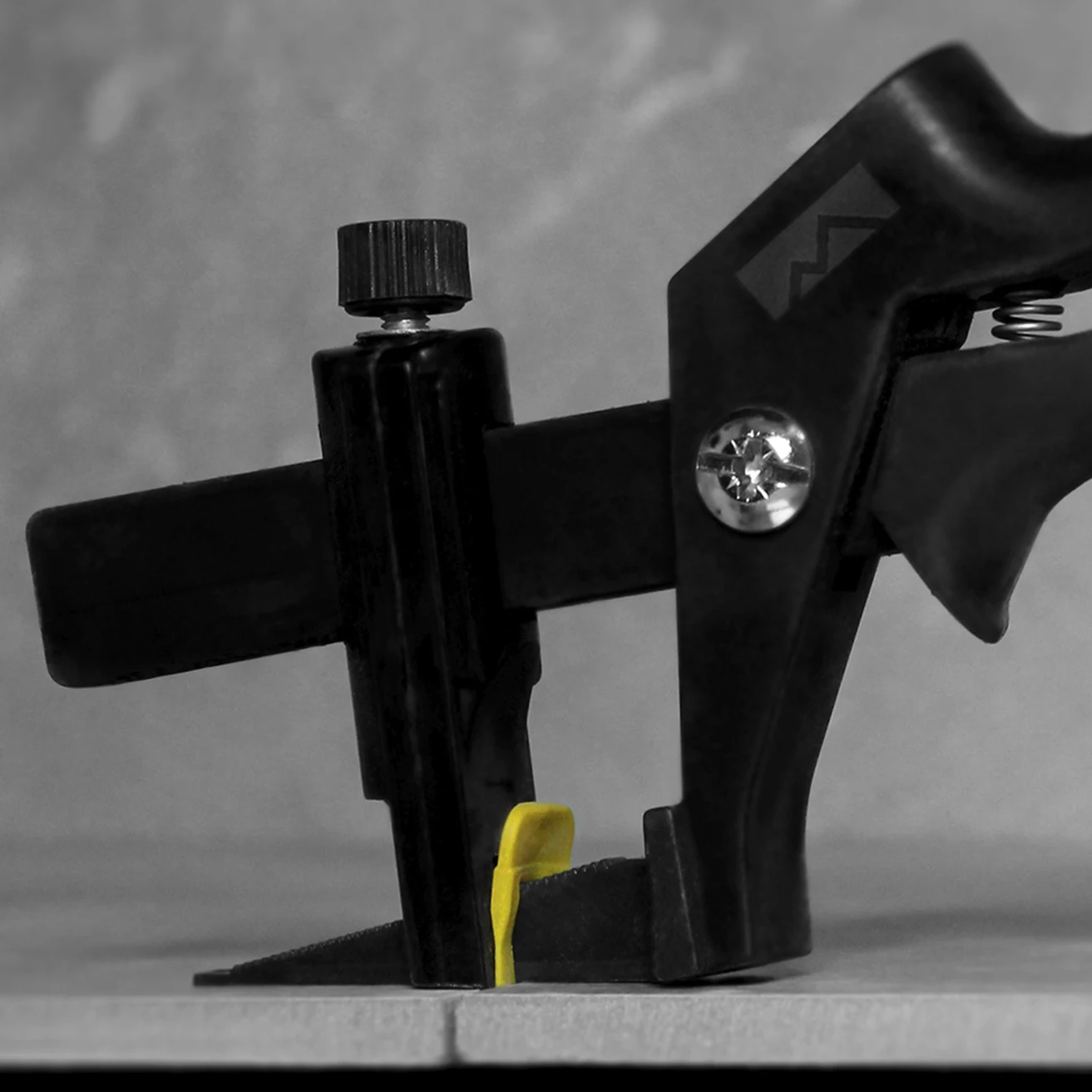 Tile accessories leveling pliers