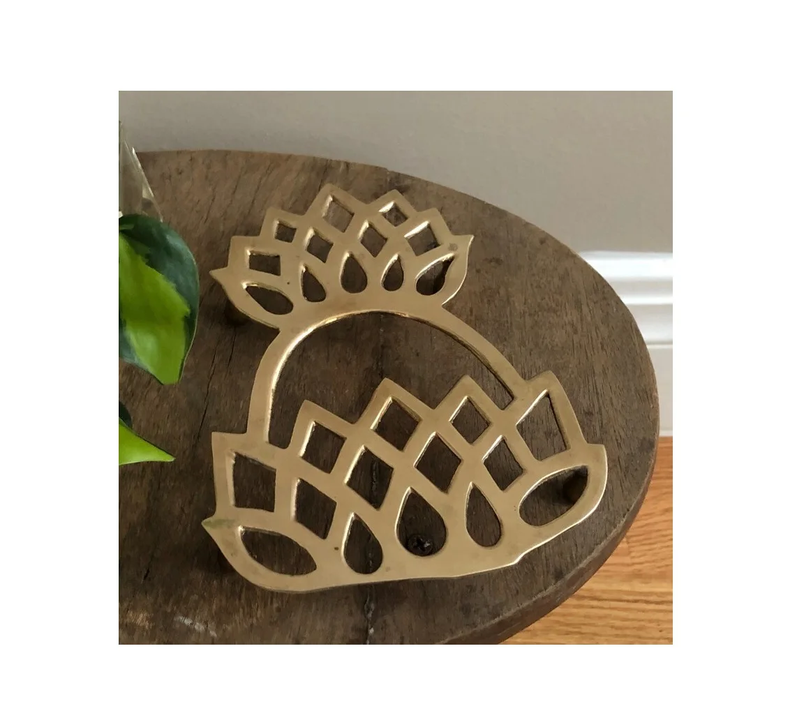 Retro Pineapple Shape Trivet in Aluminum Casting Brass Plating Tableware Kitchenware Metal Trivet for Hot Dishes Cooking Pots