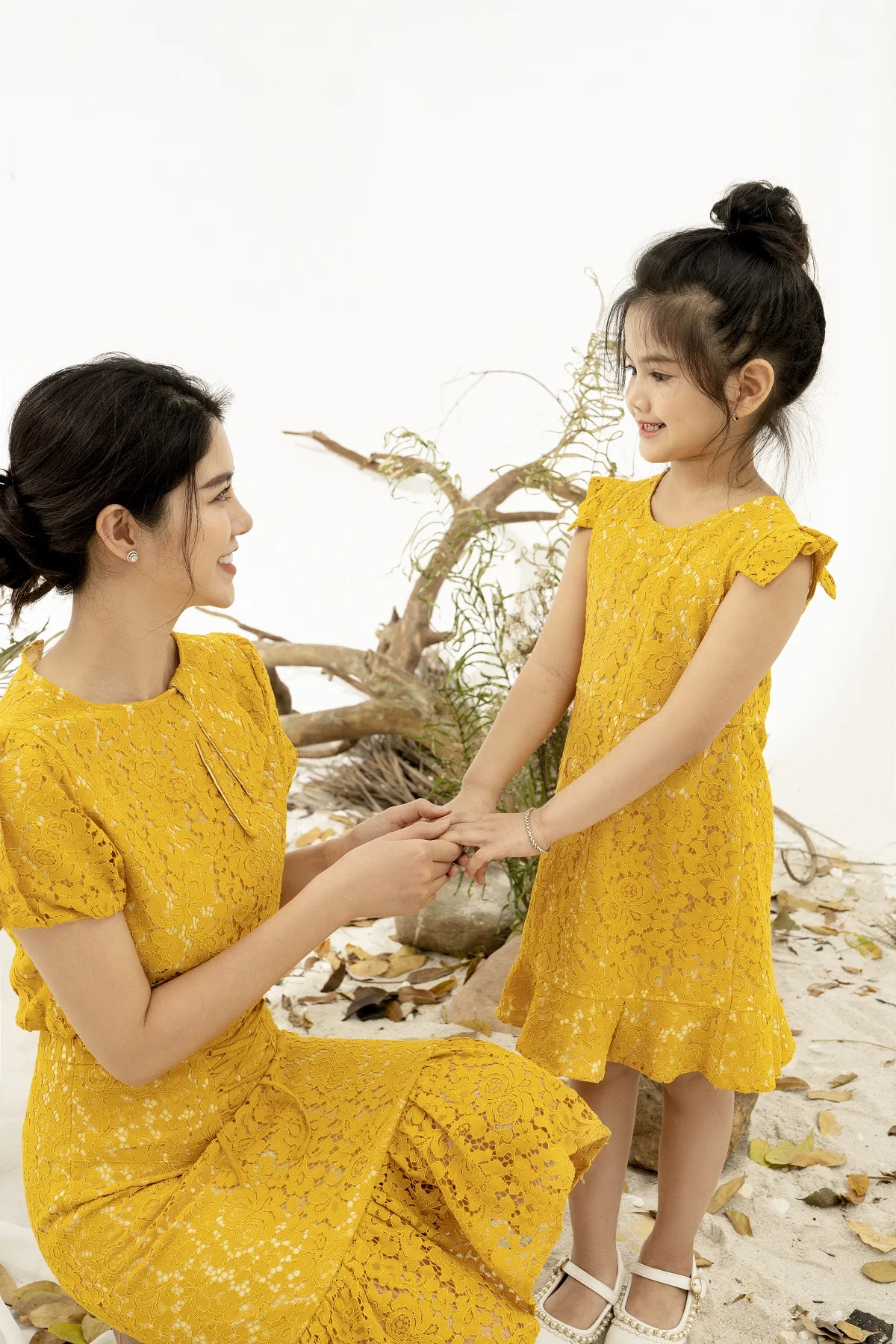 
3PCS Set t-Shirt Skirt Dress Vietnamese Clothing Manufacturers Lace O Neck Mother and Daughter Outfits High Quality 