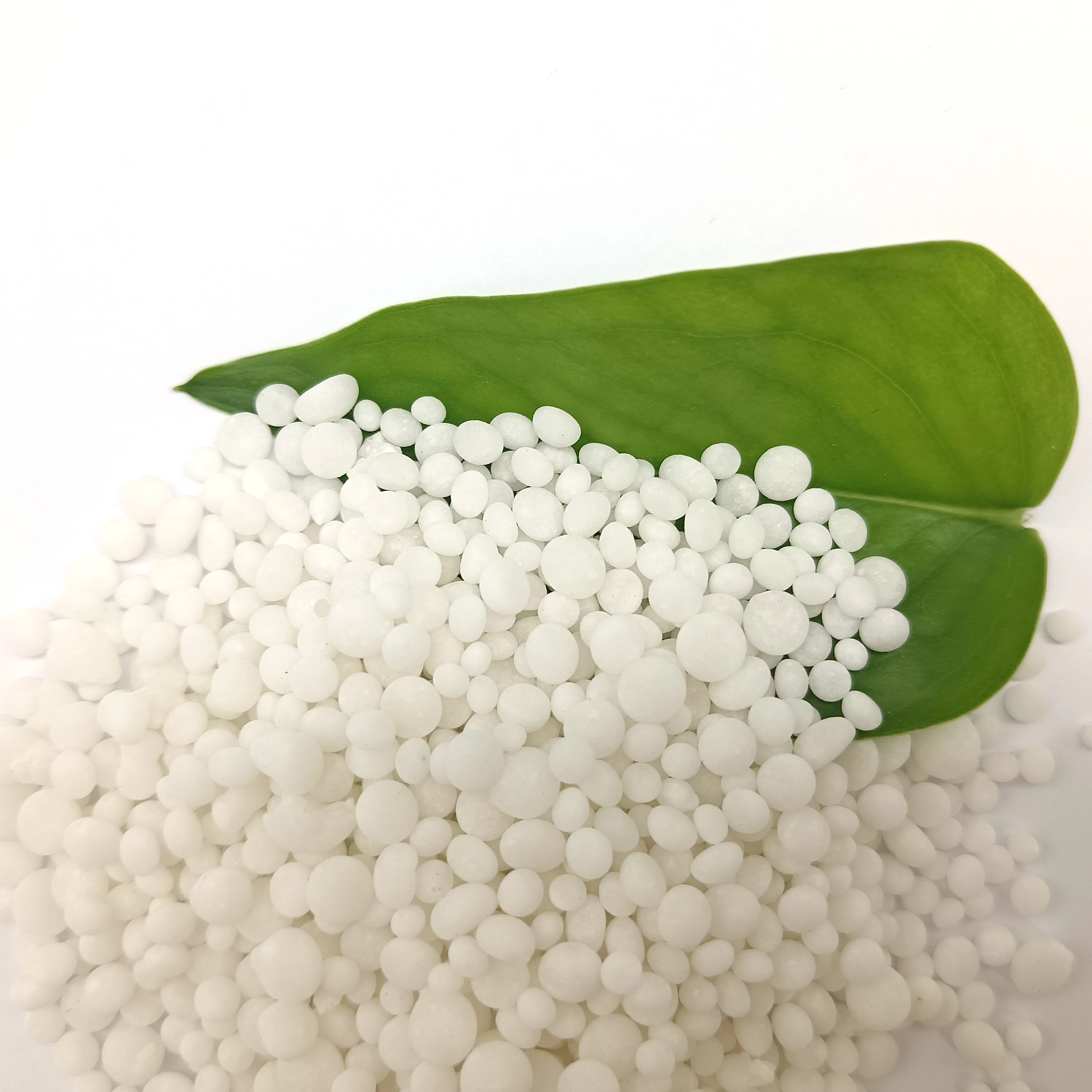 Good Quality Urea 46% Nitrogen fertilizer / Prilled / Granular