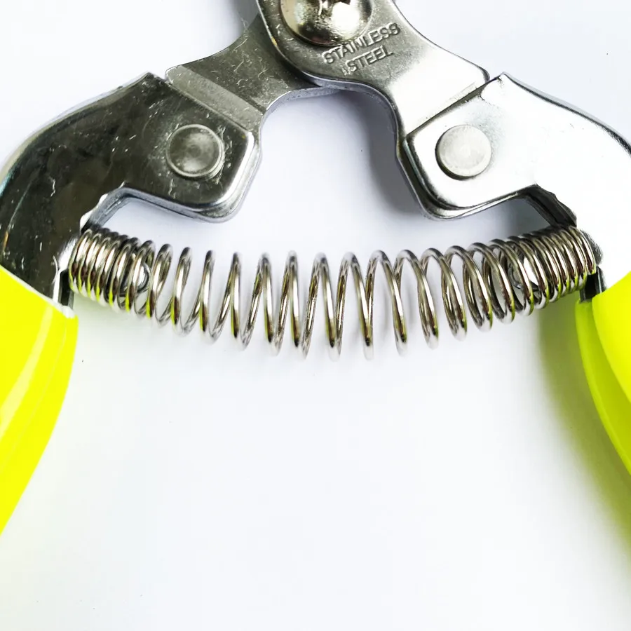 ERGONOMIC PRUNING SHEARS UESD FOR FRUIT CUTTING