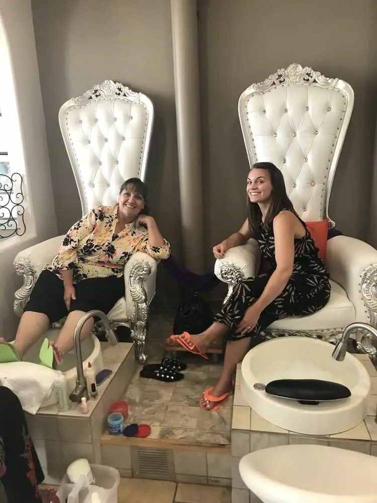 Great Foshan Factory Wholesale Cheap Fancy Design White Solid Wood Leather Pedicure Manicure Table Spa Chair and Bowl Set