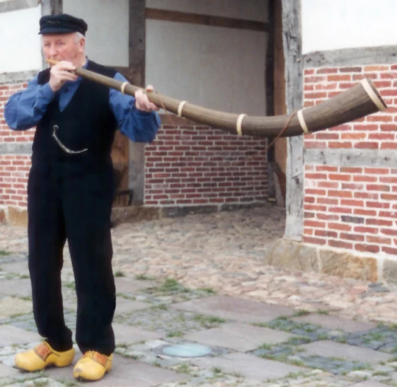 war blowing horn 7.jpeg