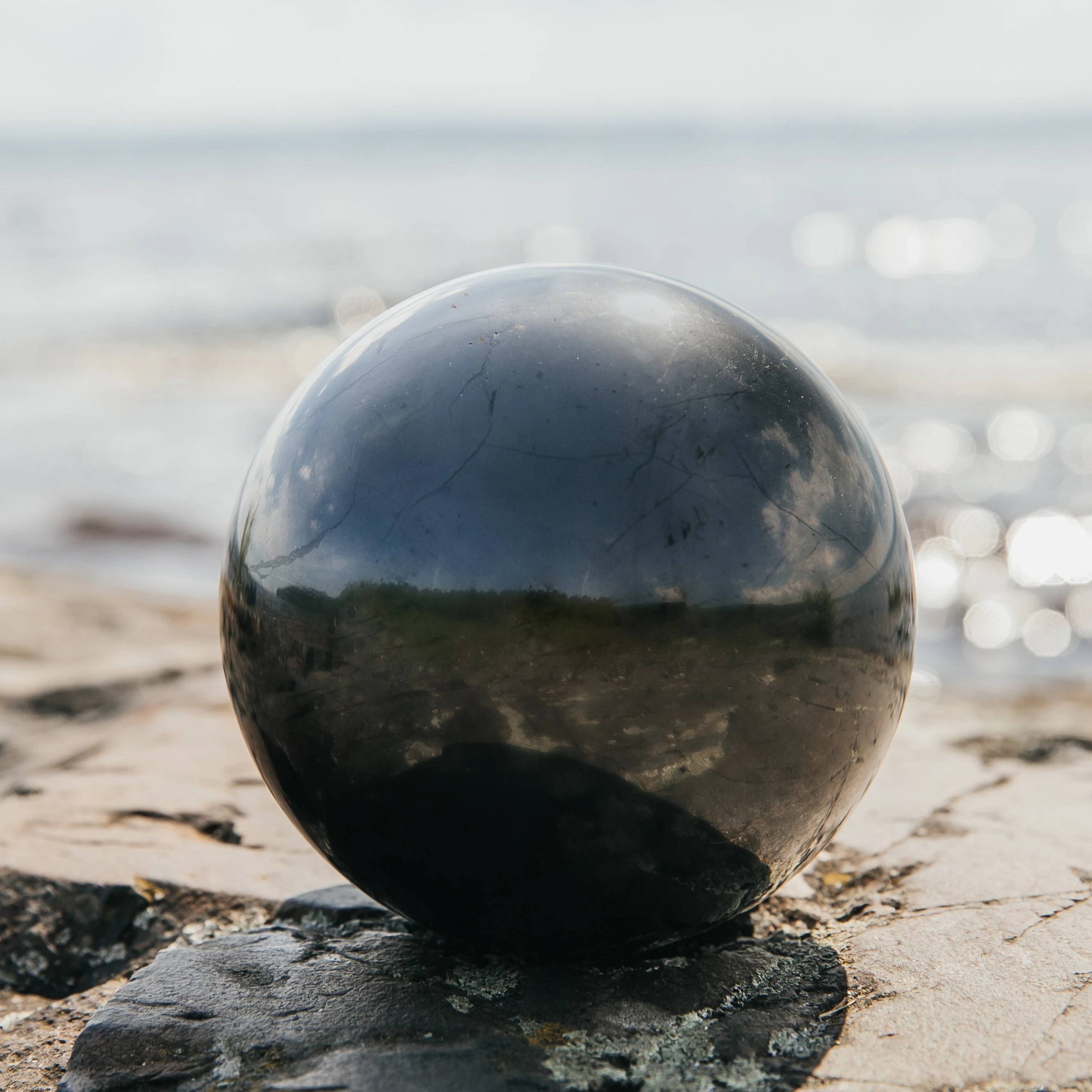 Продажа Shungite черная Сфера Хрустальное ремесло, полированный сувенир и амулет для дома/офиса, минеральный экологический камень для физического и психического здоровья