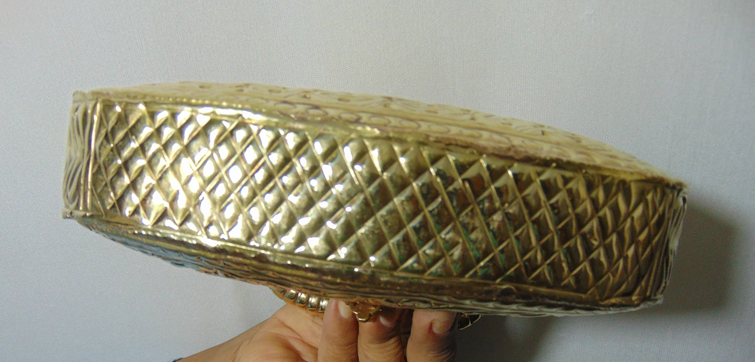 Лидер продаж Стильный винтажный латунный металлический кошелек-клатч ручной работы с резьбой по низкой цене