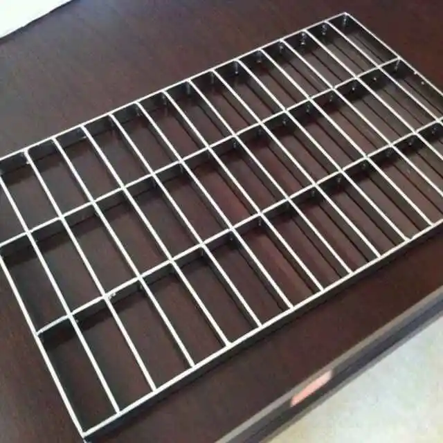 Заводская поставка высококачественные металлические строительные материалы горячеоцинкованная напольная стальная решетка подиумная