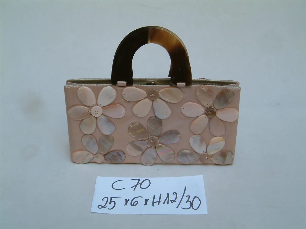 
Shell handbag with many designs 