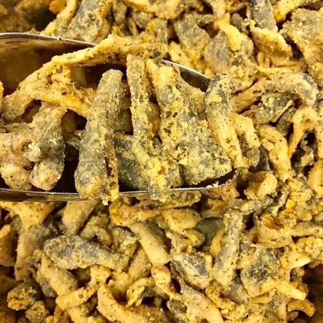 Закуска из рыбной кожи BASA с соленым яйцом-MS. ELAINE + 84 375 431 541 (WHATSAPP)