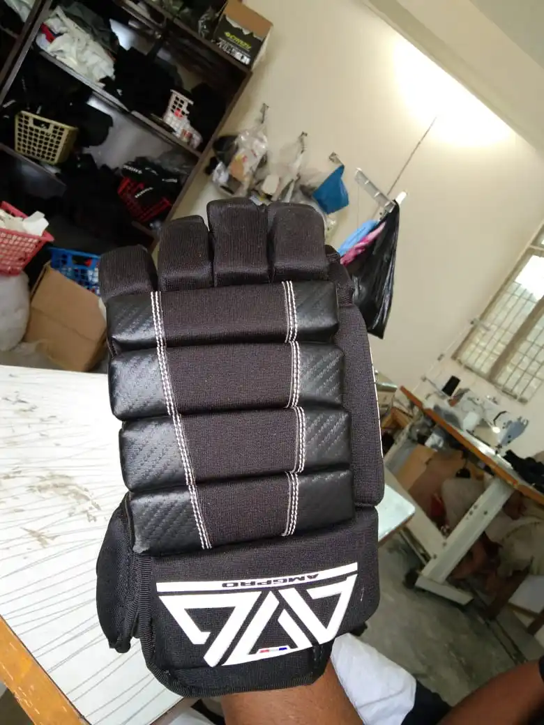 Хоккейные перчатки для хоккея с шайбой