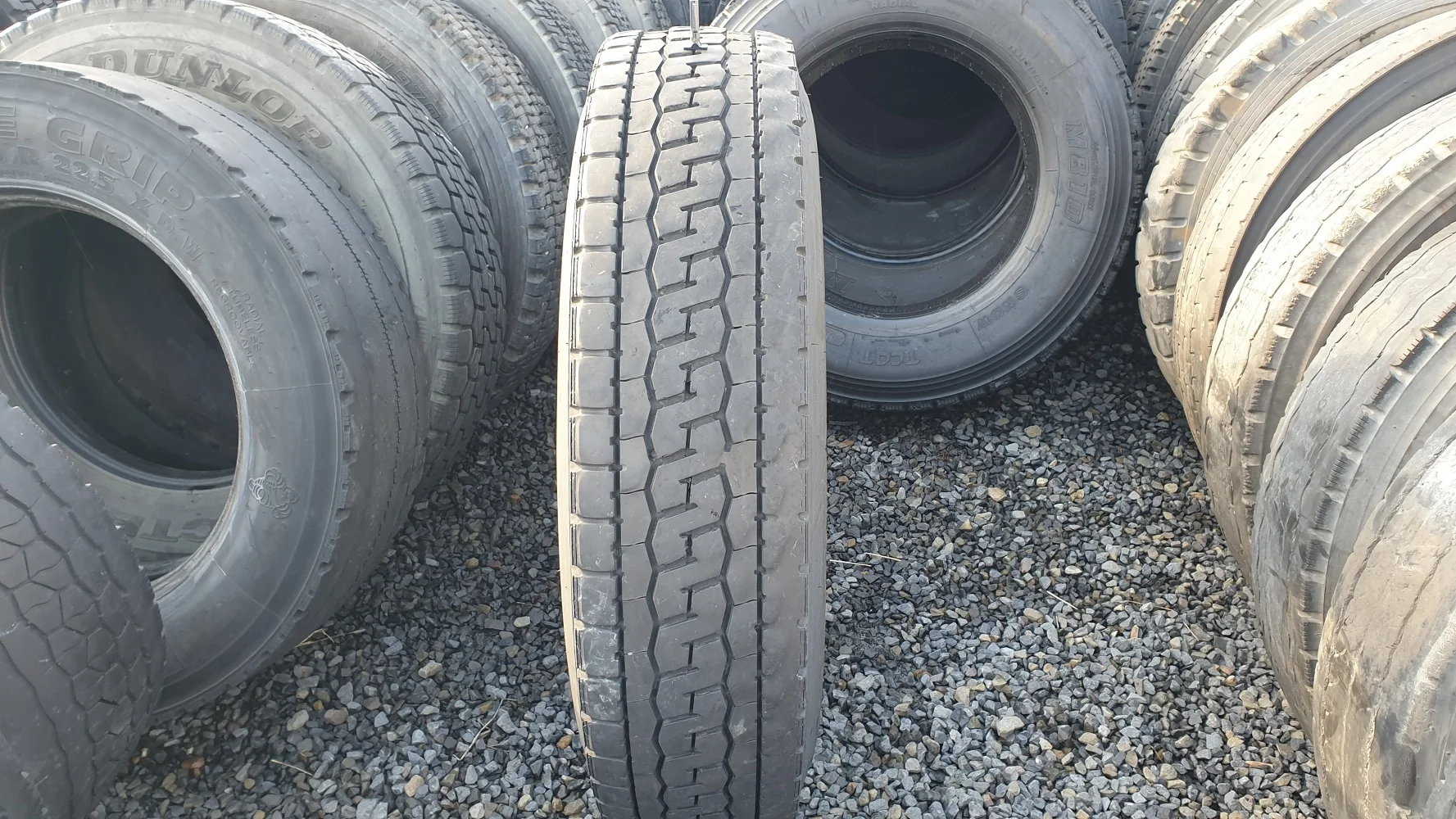 
Wholesale Highly Recommended SOLID TIRE MIX with A Good Mix of Dry and Wet Grip 