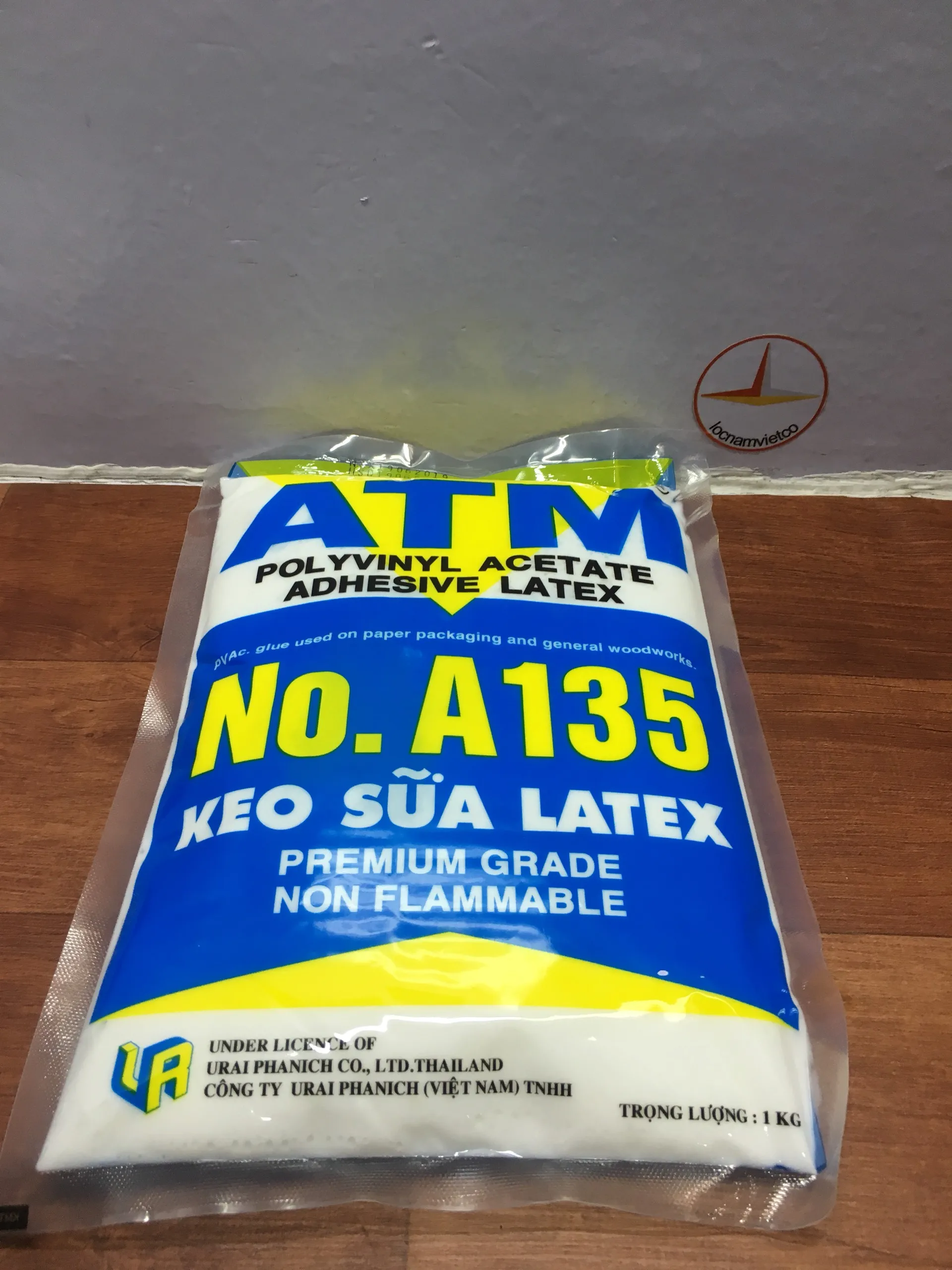 Латексный клей ATM из синтетического поливинилхлорида другие белые 5 лет для обработки древесины Европейский сертификат Iso 9001-2015