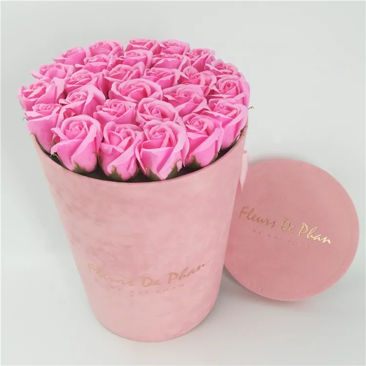 Pretty velvet boxes for flower packaging