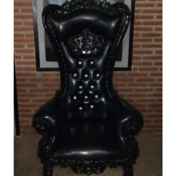
royal chair gracefully for a wedding 