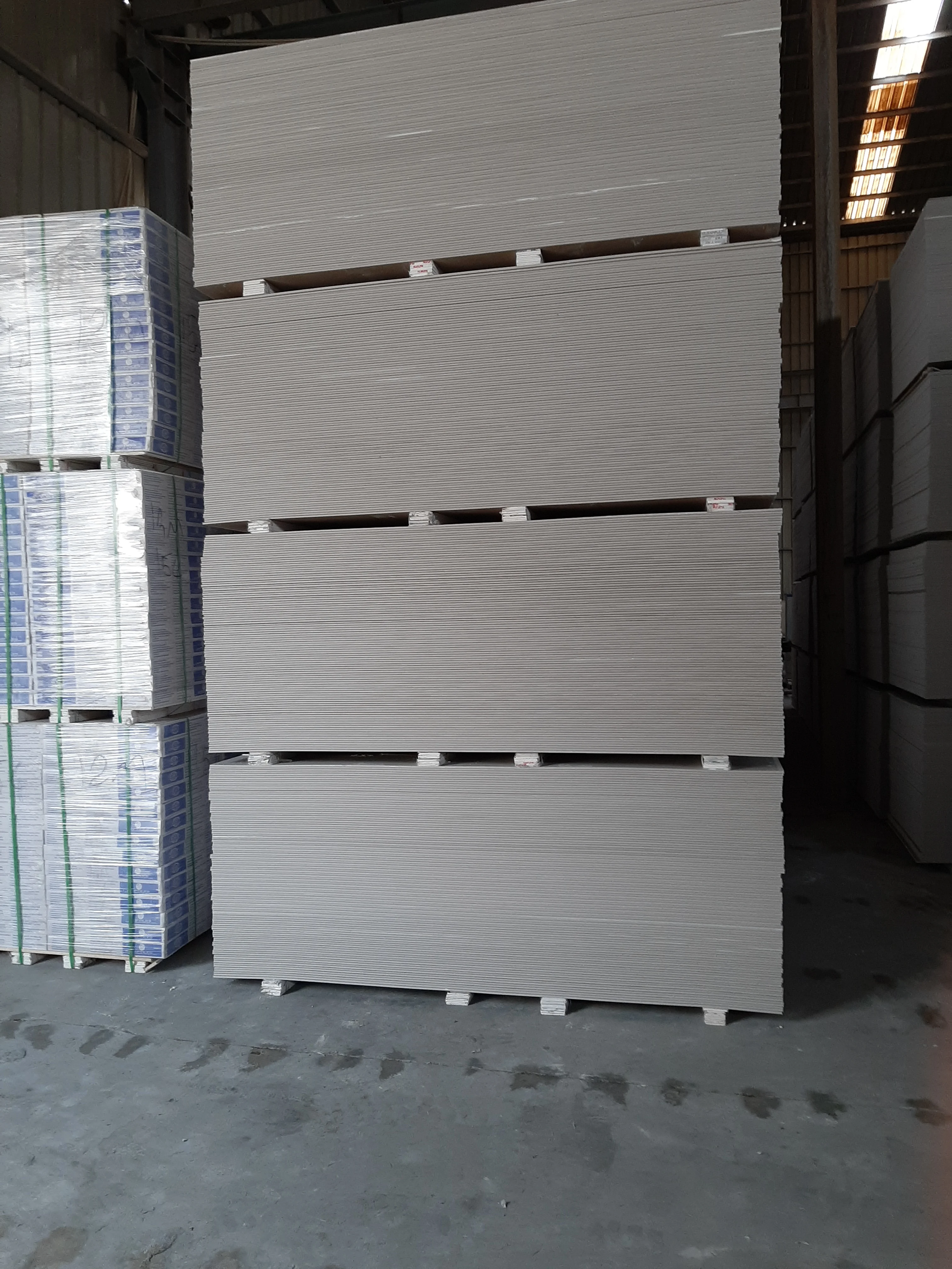 Gypsum Plaster Board drywall 1220*2440*9 mm to build partitions wall linings or ceilings in any building