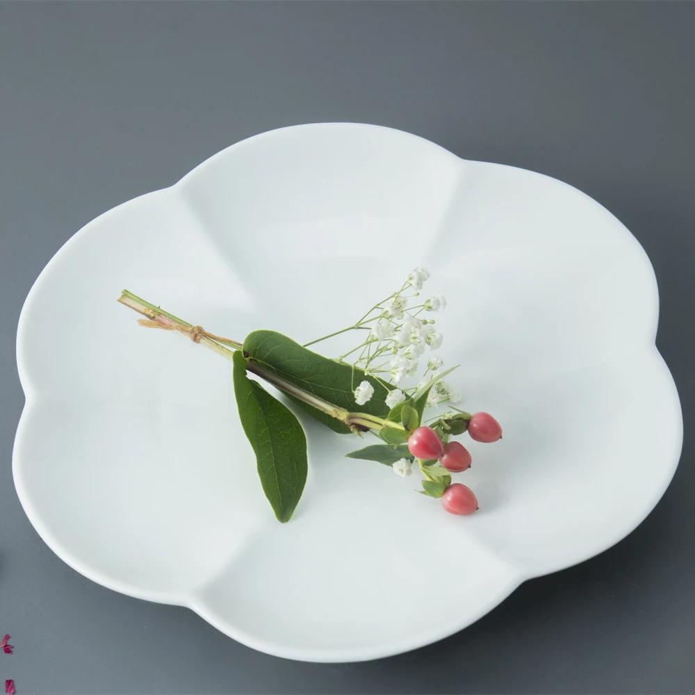 OEM White Peach Blossom-Shaped Porcelain Dinner Plates Hot Trend with Various Sizes round Pattern Wholesale Hotels Restaurants