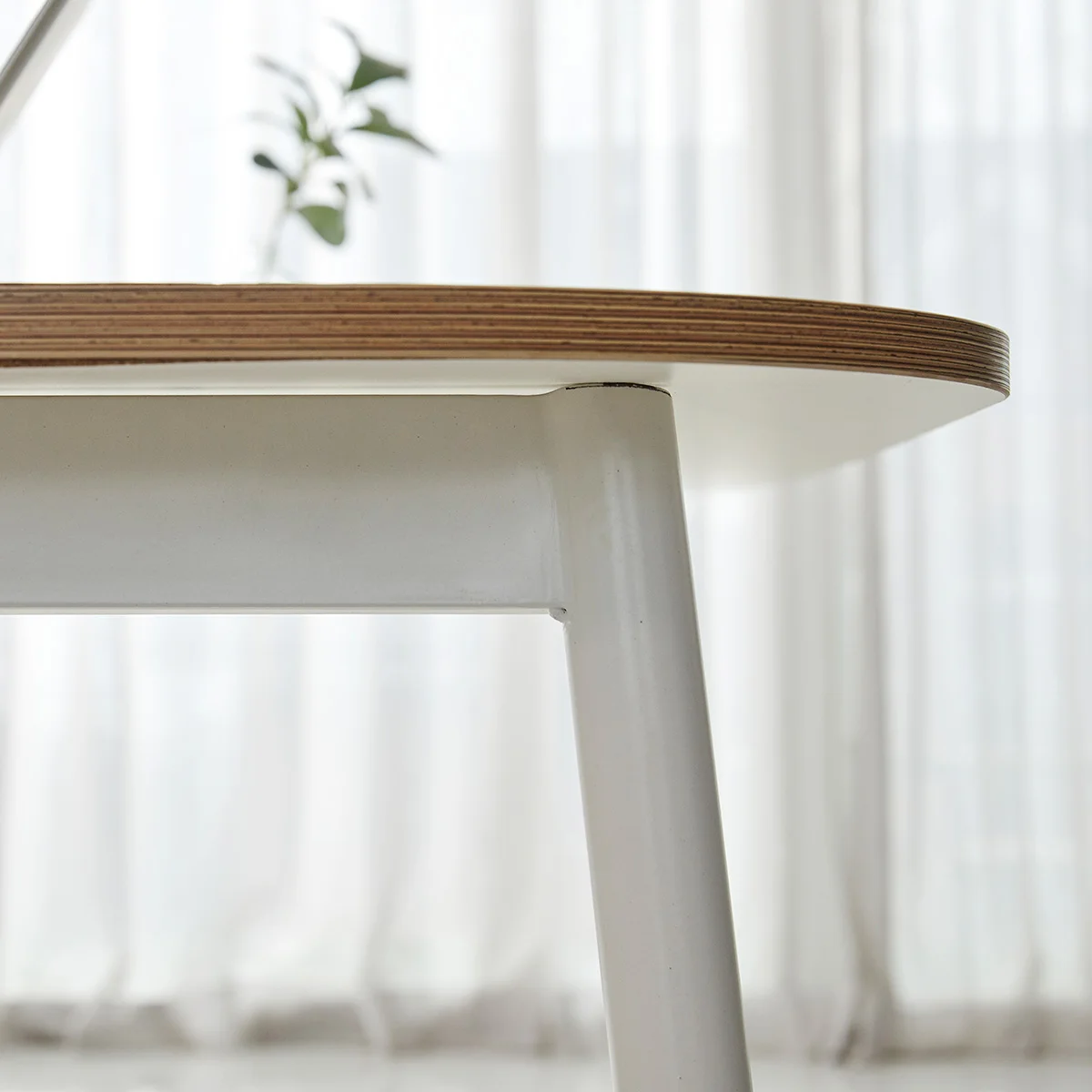 Modern Simple White Edge Stripe Top White Steel Frame Rectangular White Dining table set