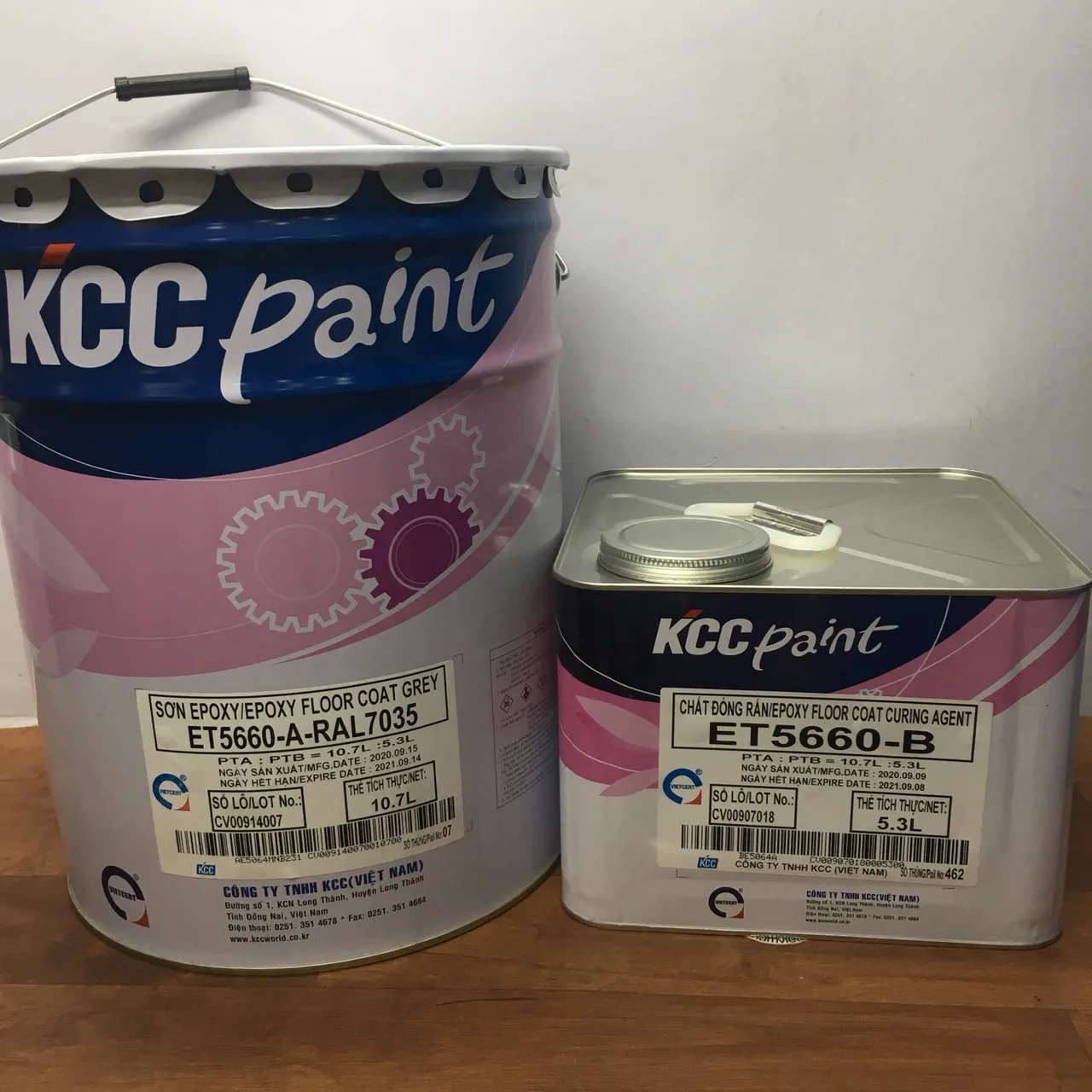 
Grey Epoxy Paint Floor Topcoat ET5660 finishing coat for use on concrete or cement mortal paint with high gloss 