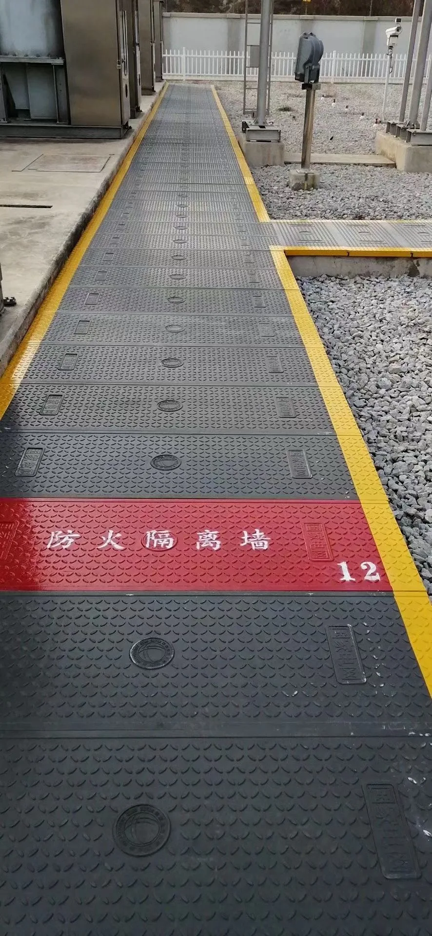 Customizable fiberglass manhole cover MH-H18 model gully grates application anti skidding From EE-Wood Singapore