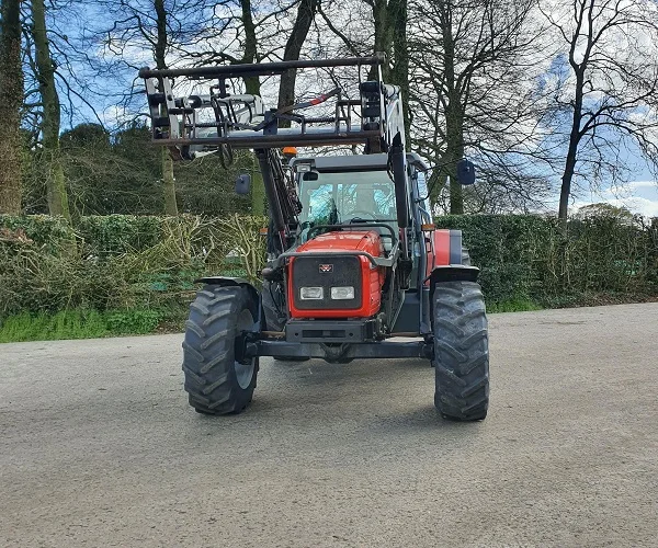 Довольно б/у тракторы Massey Ferguson / John Deere на продажу