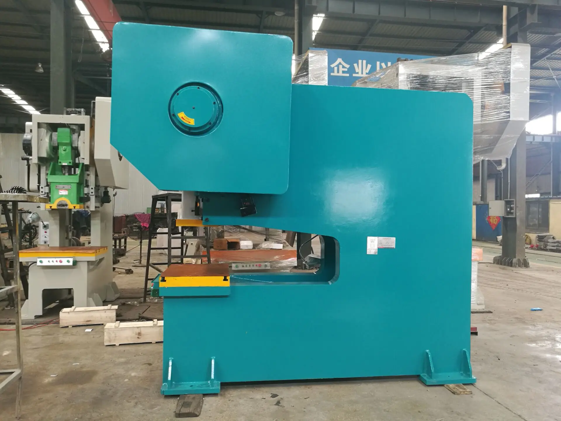 Three beams and four columns hydraulic press
