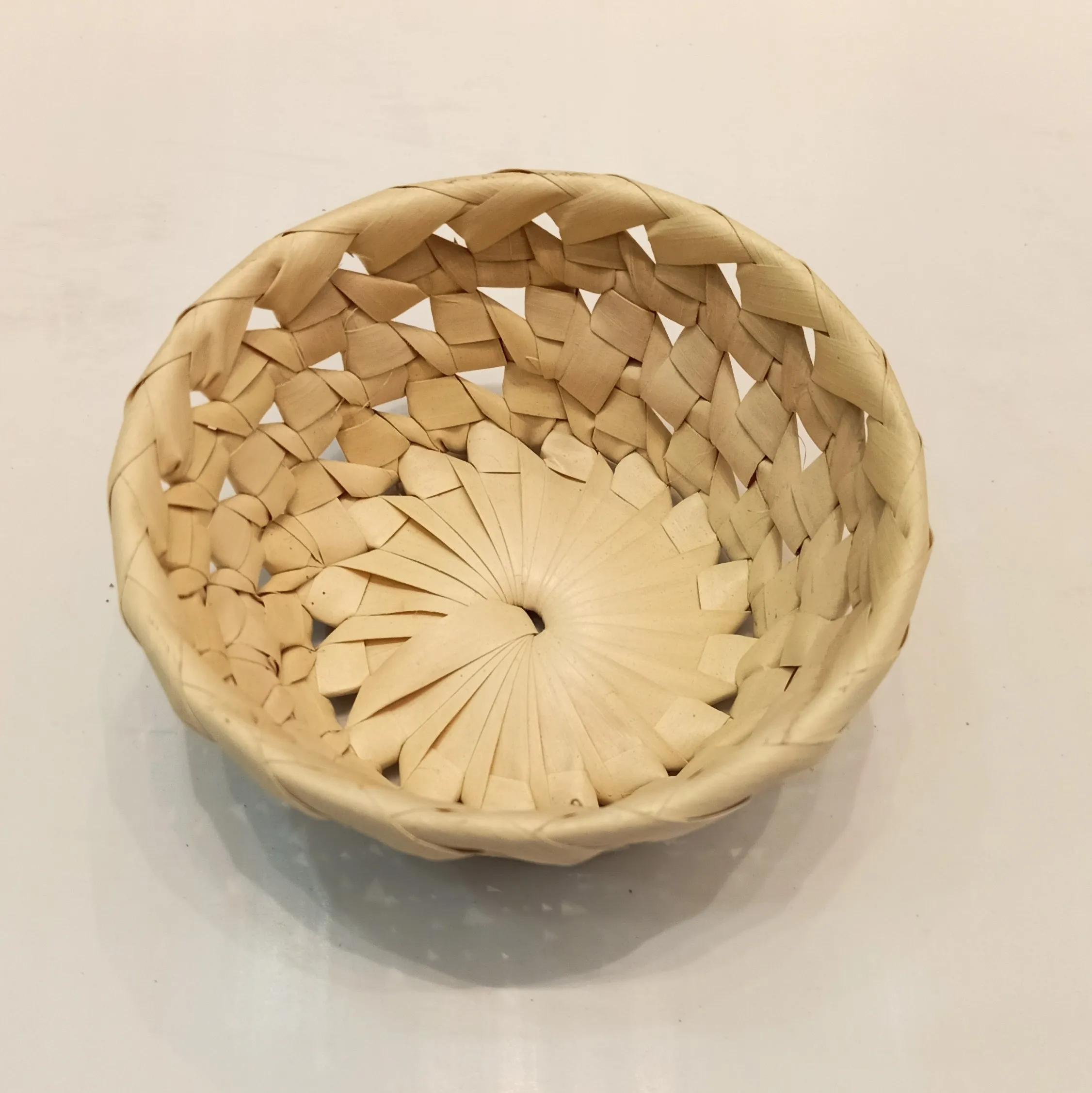 Hot Sale Natural Palm Leaf Basket Unisex Vintage European Style Decorative Color Wicker Bamboo Fiber Open Oval Box Options