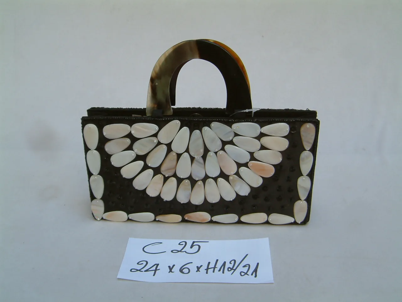 
Shell handbag with many designs 