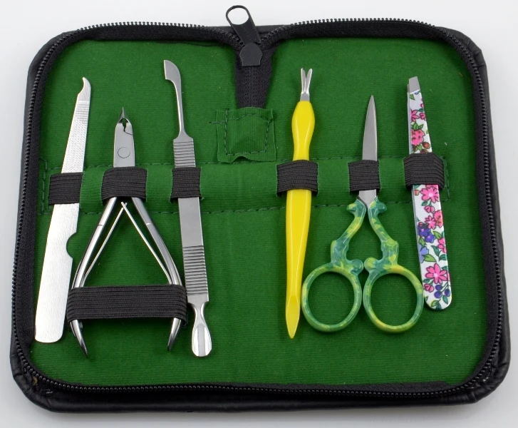 Customized Professional High Quality 6 pieces Manicure Pedicure Set for Women Portable Nail Tool kit with synthetic Leather Case