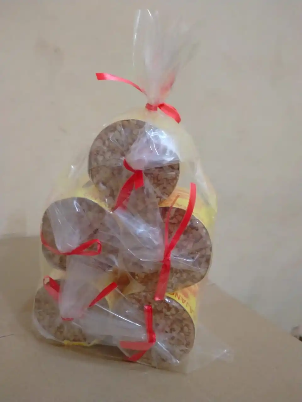Традиционные сладкие конфеты в виде арахиса вкусная хрустящая еда и