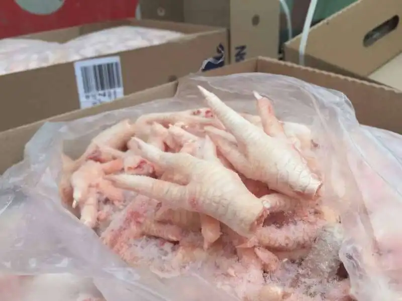 Замороженные куриные лапы и