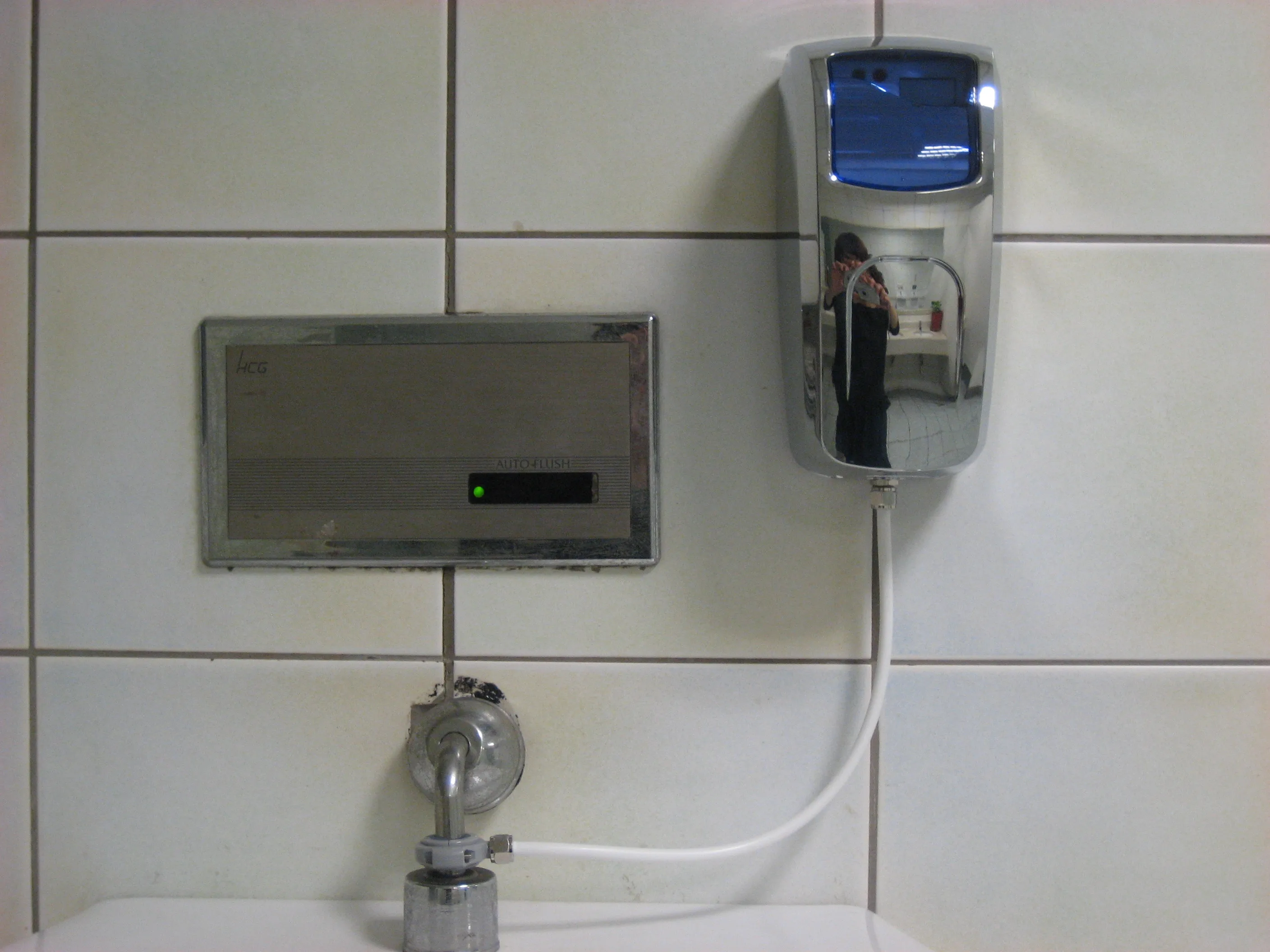 Wall Mount Automatic Urinal Sanitizer Dispenser Toilet Urinal Deodorizer Urinal Screen