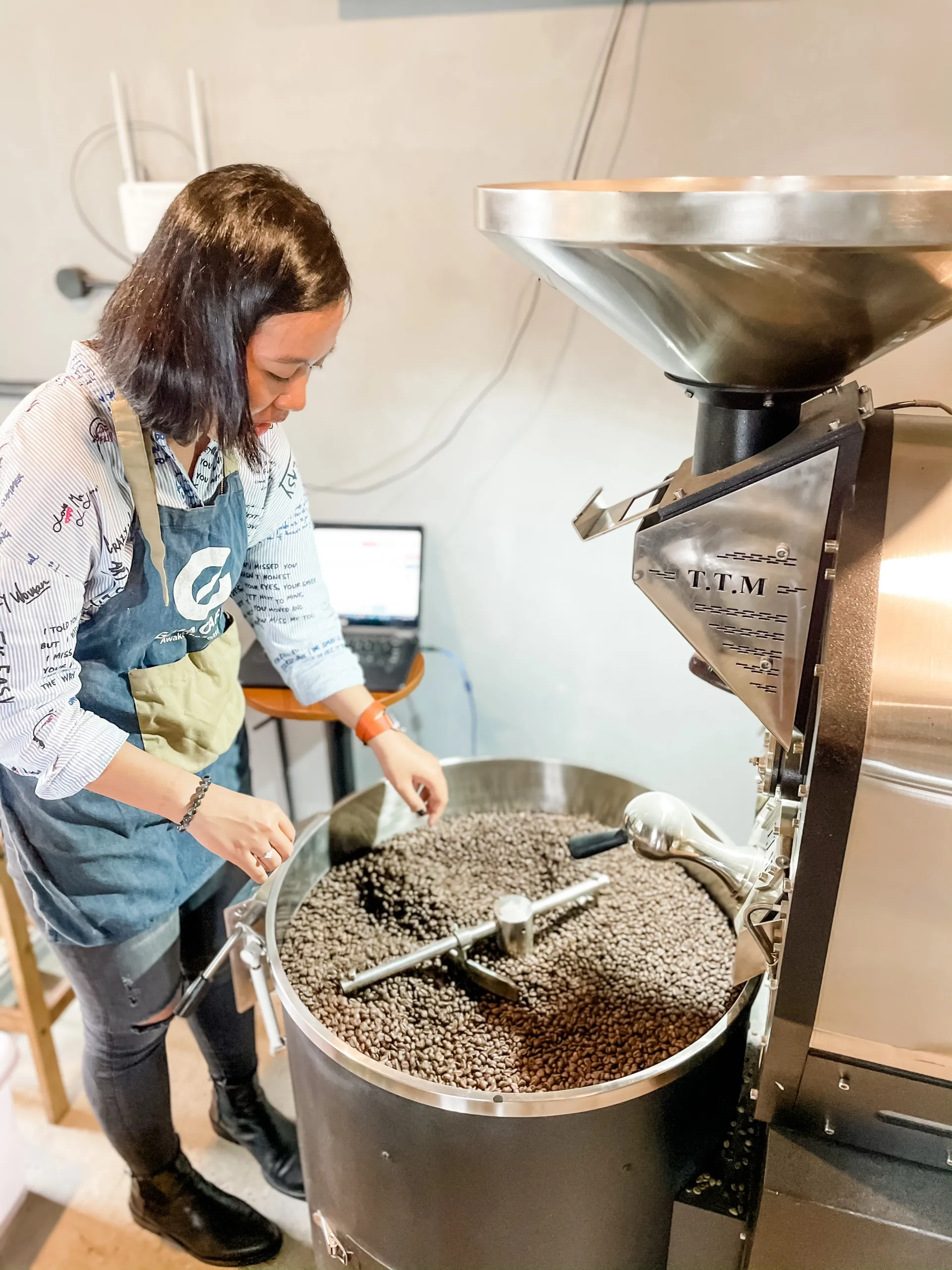 Roasted Custom Blend Coffee Beans Medium roasted Robusta Arabica  Blended coffee beans with best price from Viet Coffee