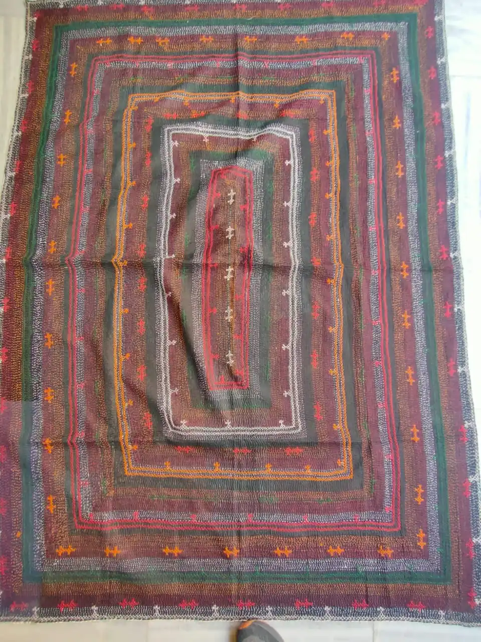 Племенные одеяла и в большом ассортименте этнического дизайна подходящие для дизайнеров интерьера домашнего декора