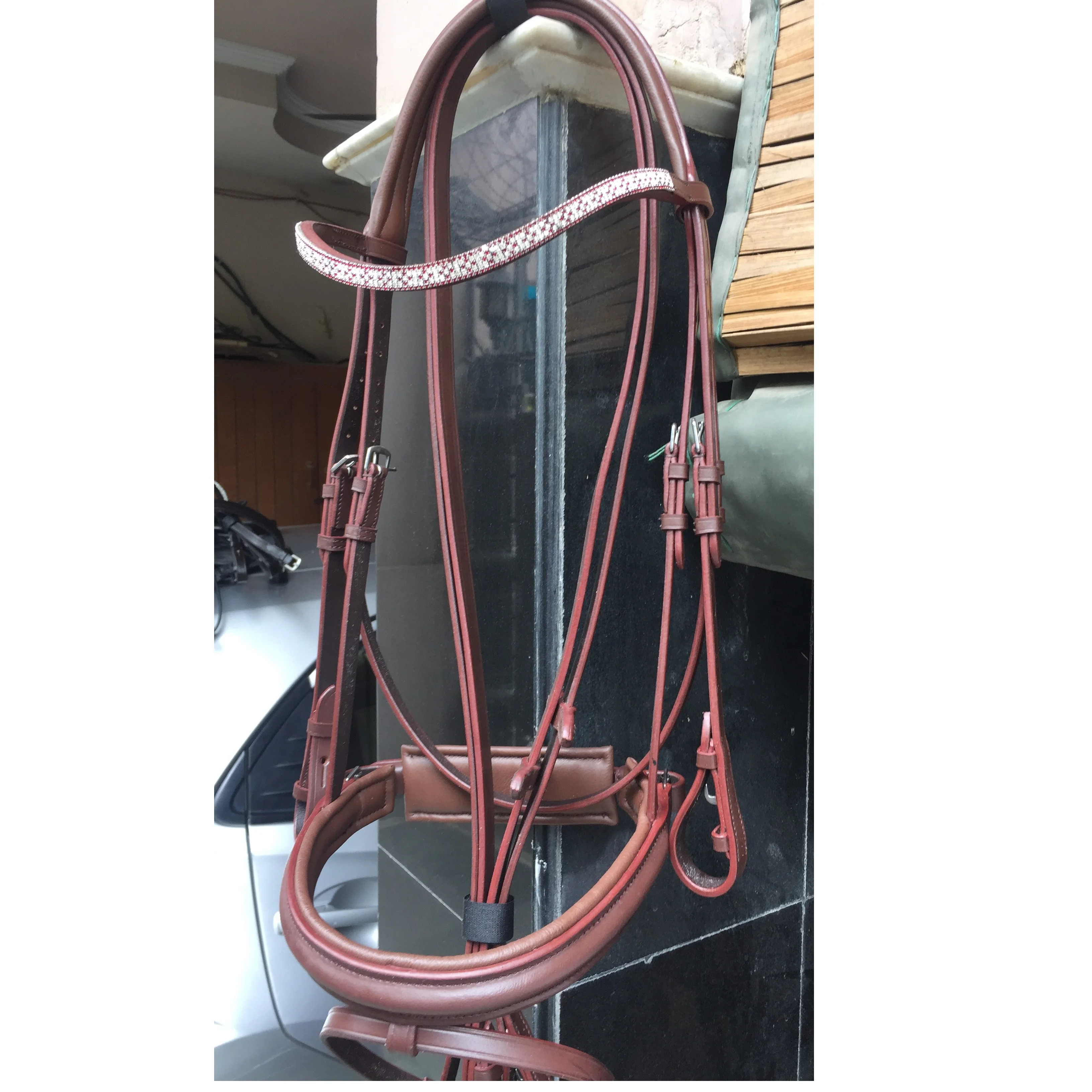 Лучшего качества уздечка с кристаллами бровей на высококачественной индийской коже латунными пряжками мягкая подкладка из коровьей