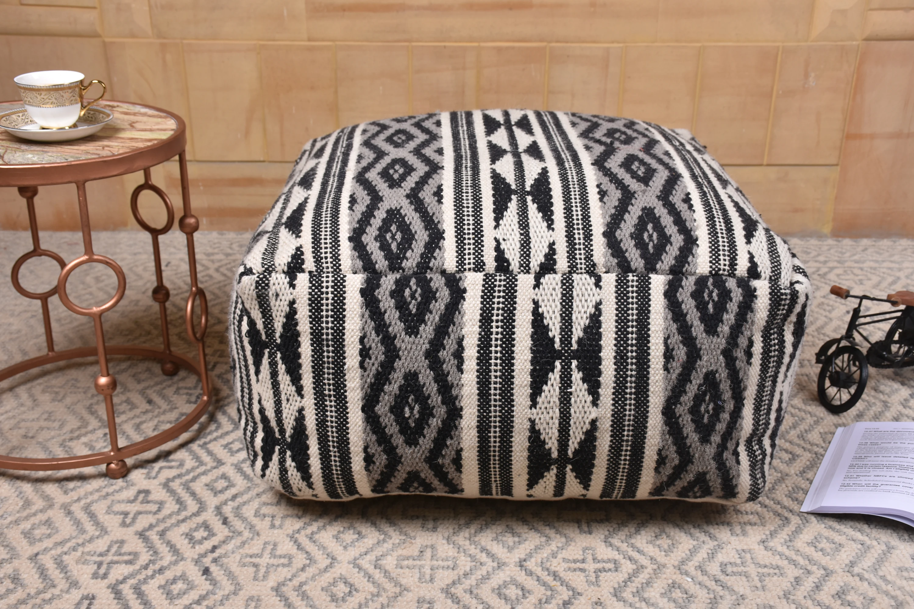 New Arrivals 2021 Wholesale Stunning Moroccan Bean Bag Cover Kilim Floor Pouf Footstool Cotton Woven Unstuffed Pouf Cover