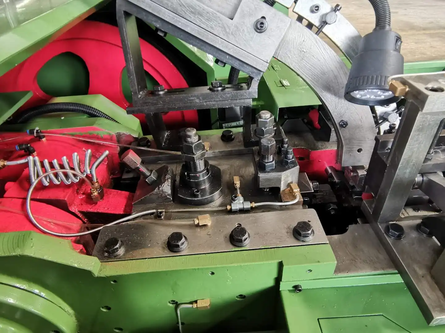 Полностью автоматическая Резак Пресс-формы для сложных винтов и столбов формовочная машина холодной резки