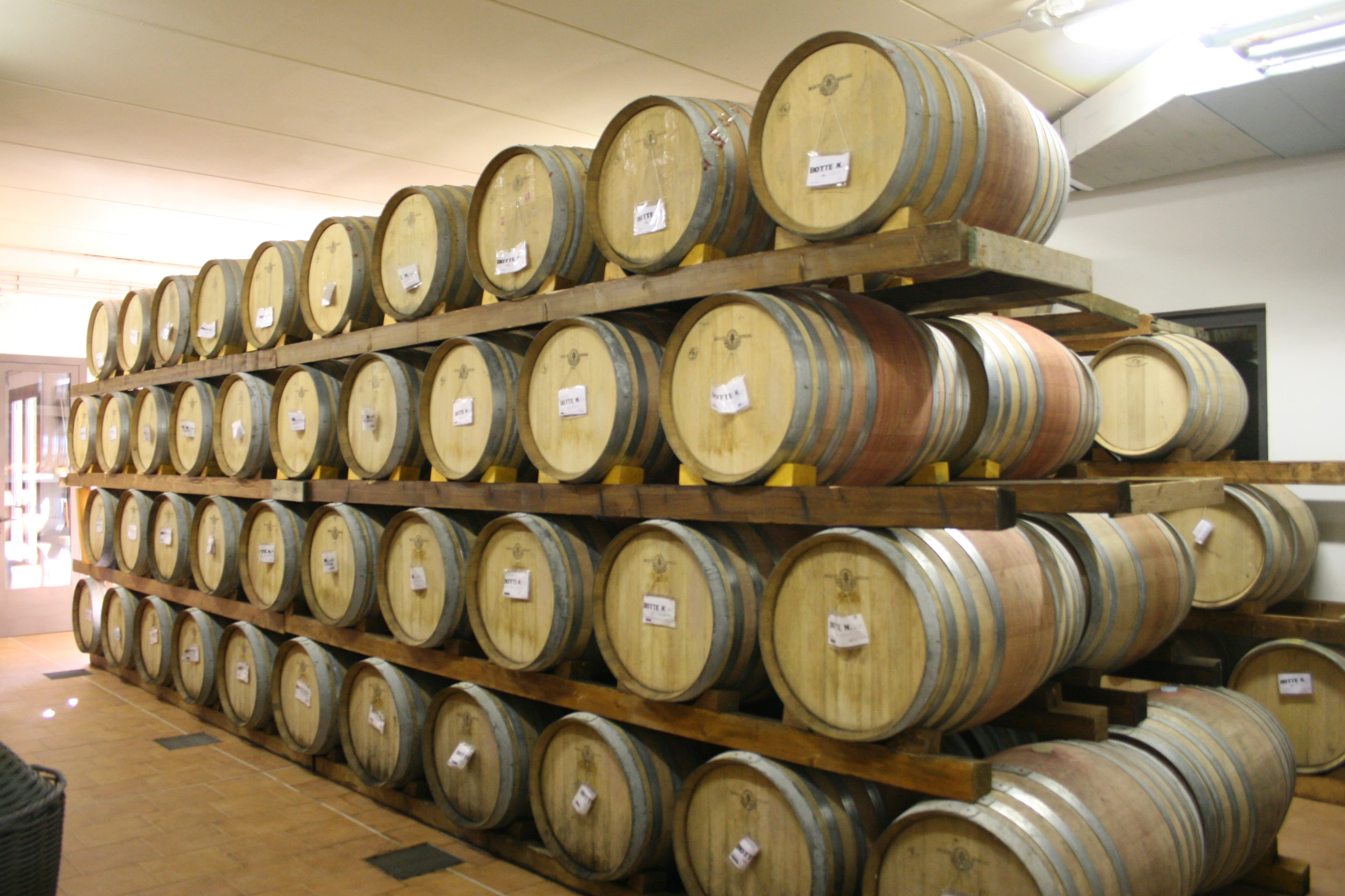 high quality two wine bottles set italian red wine thessio 2015 and rosso 2019 alcoholic beverage