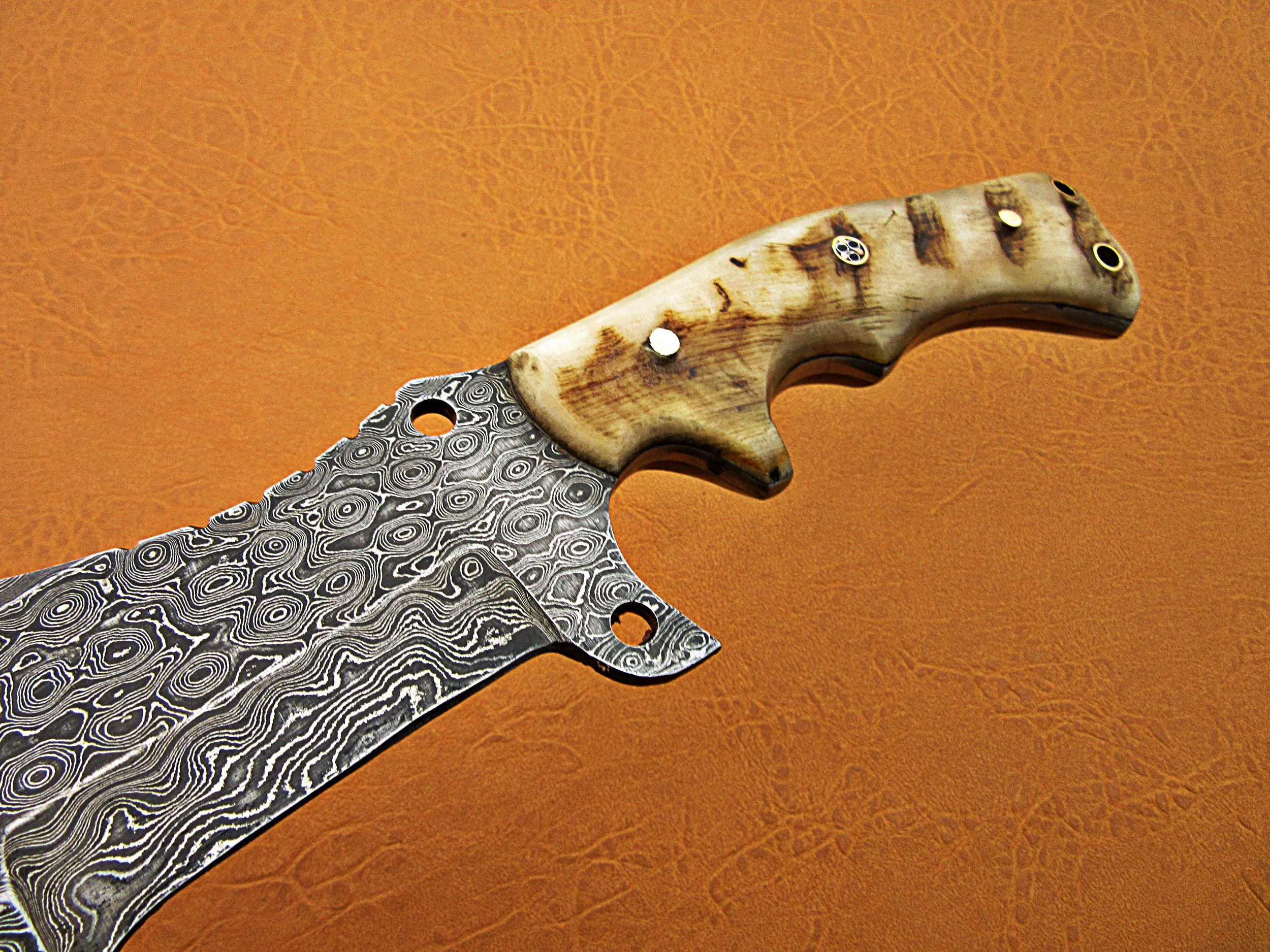 100% Высокое качество нож из дамасской стали трекер нож/Походный для выживания: бараний рог ручка с чистый кожаный футляр SCW-TK-0020