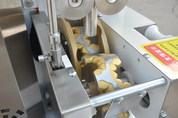 
High Quality samosa making machine price / dumpling maker machine 
