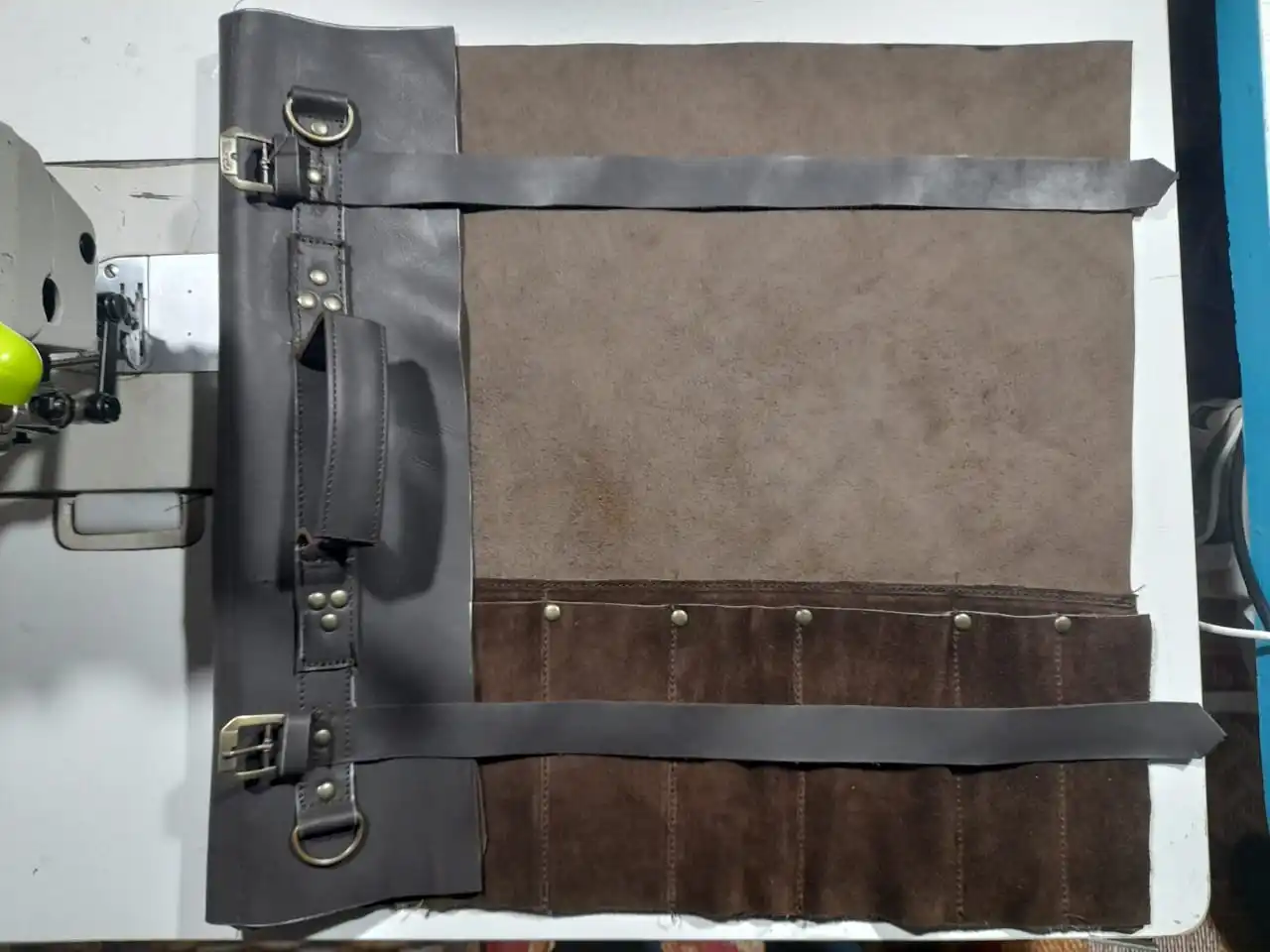 Hot Sale Custom Logo Natural Leather Knife Roll Storage Bag Leather Made Fit Pocket Adjustable Shoulder Strap Knife Case Roll