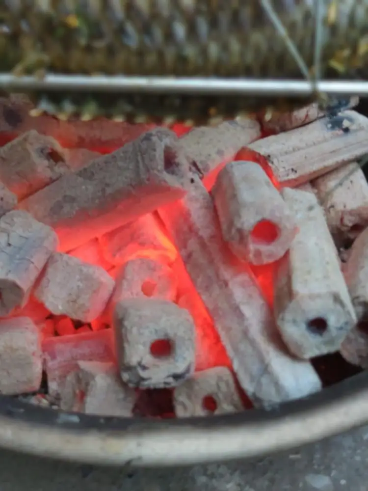 Вьетнамские древесные опилки брикетный уголь из натуральной твердой древесины