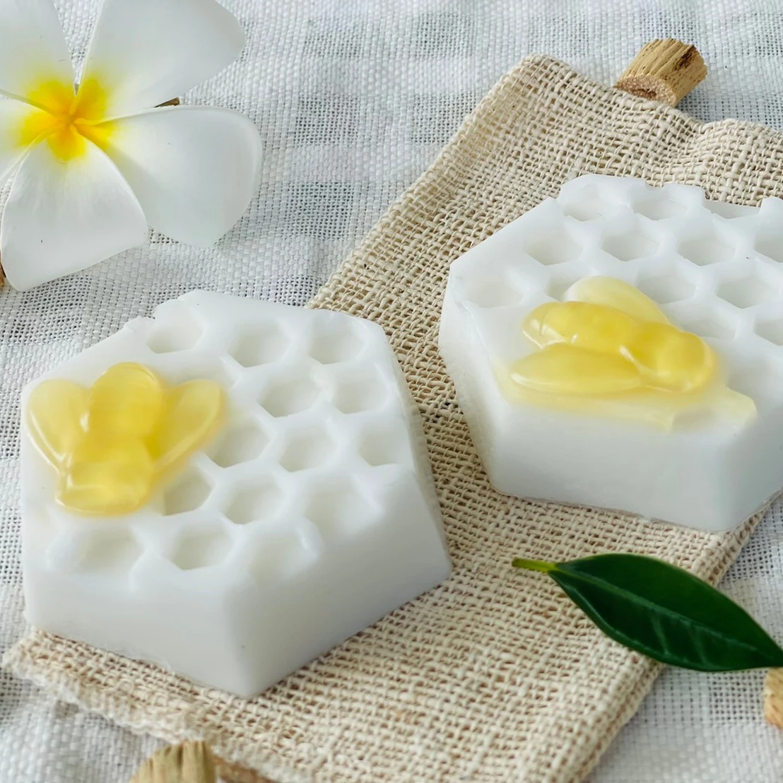Costom 80g. Honey and Collagen Soap Bath Toilet Soap Whitening Clean & Clear Handmade Glycerin  Quality Products From  Thailand