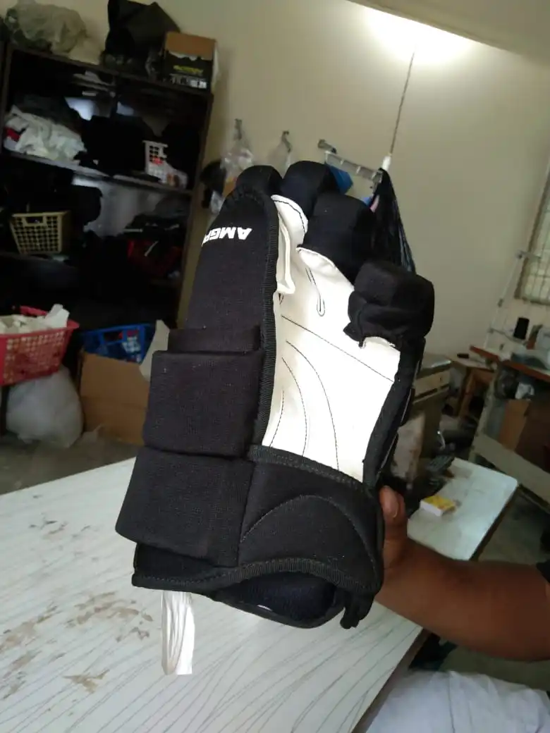 Хоккейные перчатки для хоккея с шайбой