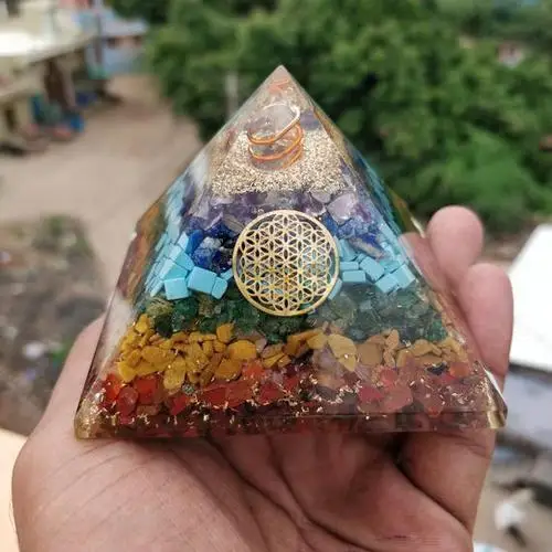 Hot Sale Wholesale Carved 7 chakra layered Crystal 7 chakra Orgone Pyramid Ornament for healing reiki with copper ring