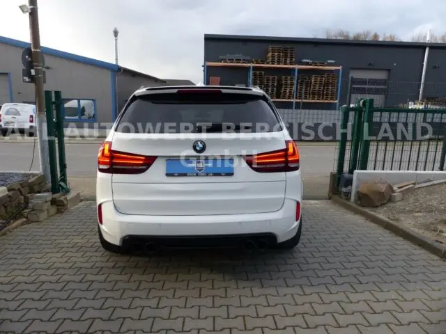 Подержанный немецкий автомобиль BMW X5 xDrive50i полностью преобразуется в