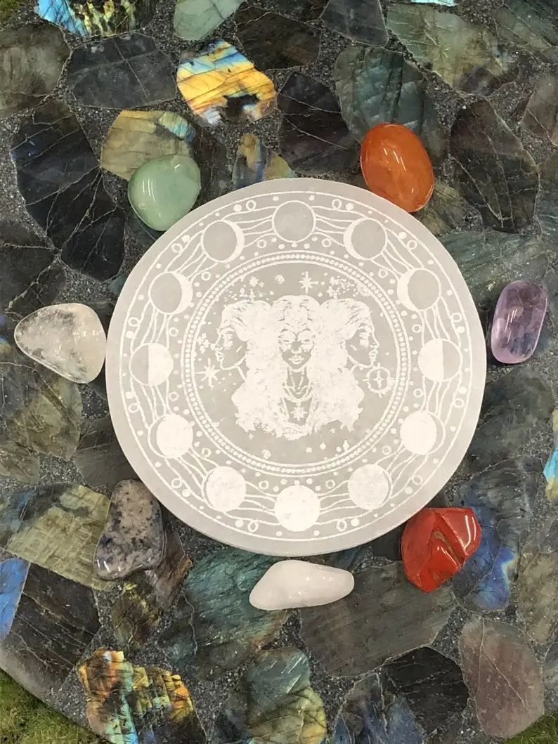 Selenite зарядная пластина с тремя Богинями гравированная сетчатая для исцеления заряжаемых кристаллов полудрагоценный камень