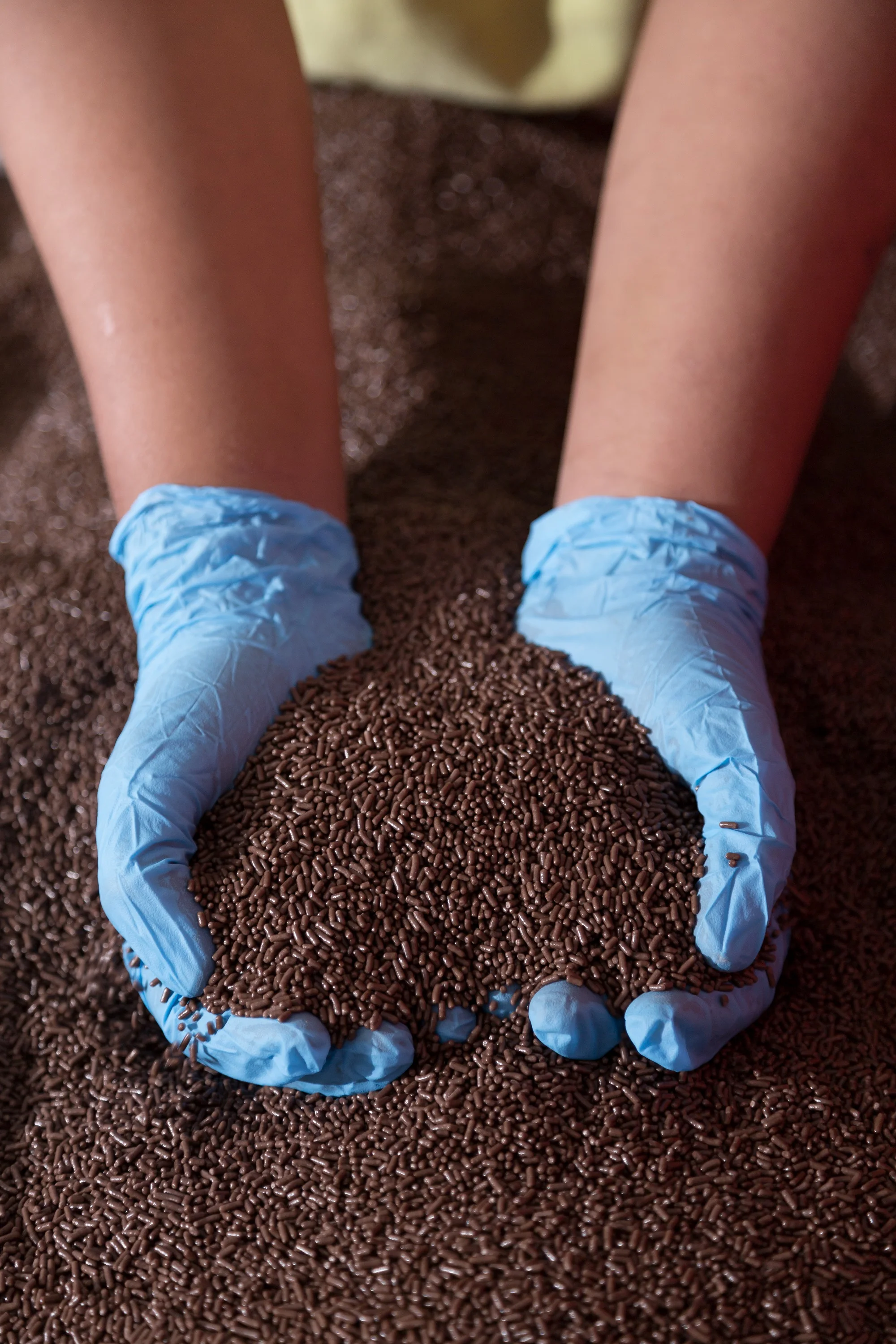  Шоколадная вермишель/Шоколадный рис черного и коричневого цвета для украшения выпечки из малайзии