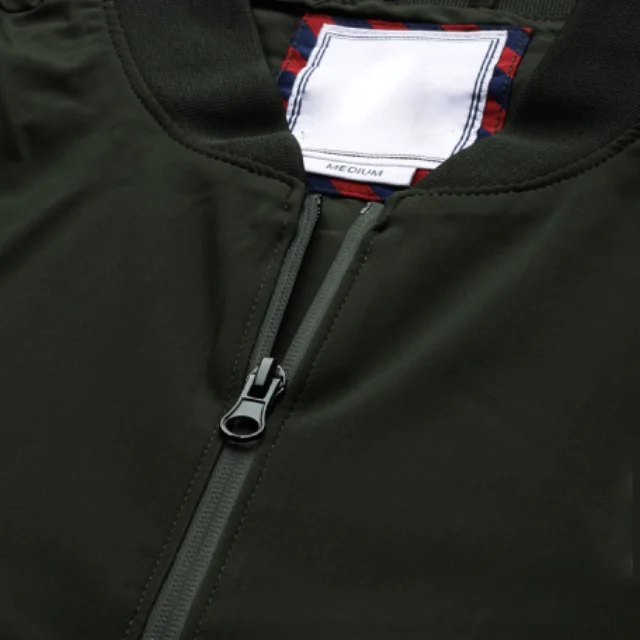 Однотонная куртка-бомбер оливкового и зеленого цвета с воротником-стойкой